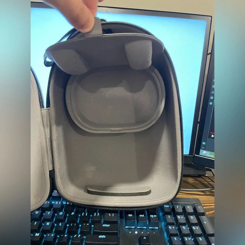 Oculus Quest 128 Gigabytes and Travel Case